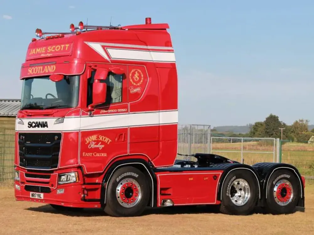 Tekno Tekno Scania Next Gen S580 Highline 6x2 sleepas trekker JAMIE SCOTT (Verpakt in luxe giftbox)