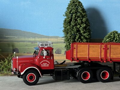 WSI WSI Scania L110 Day cab Torpedo 6x2 met 3-as classic stenen oplegger SEVERS