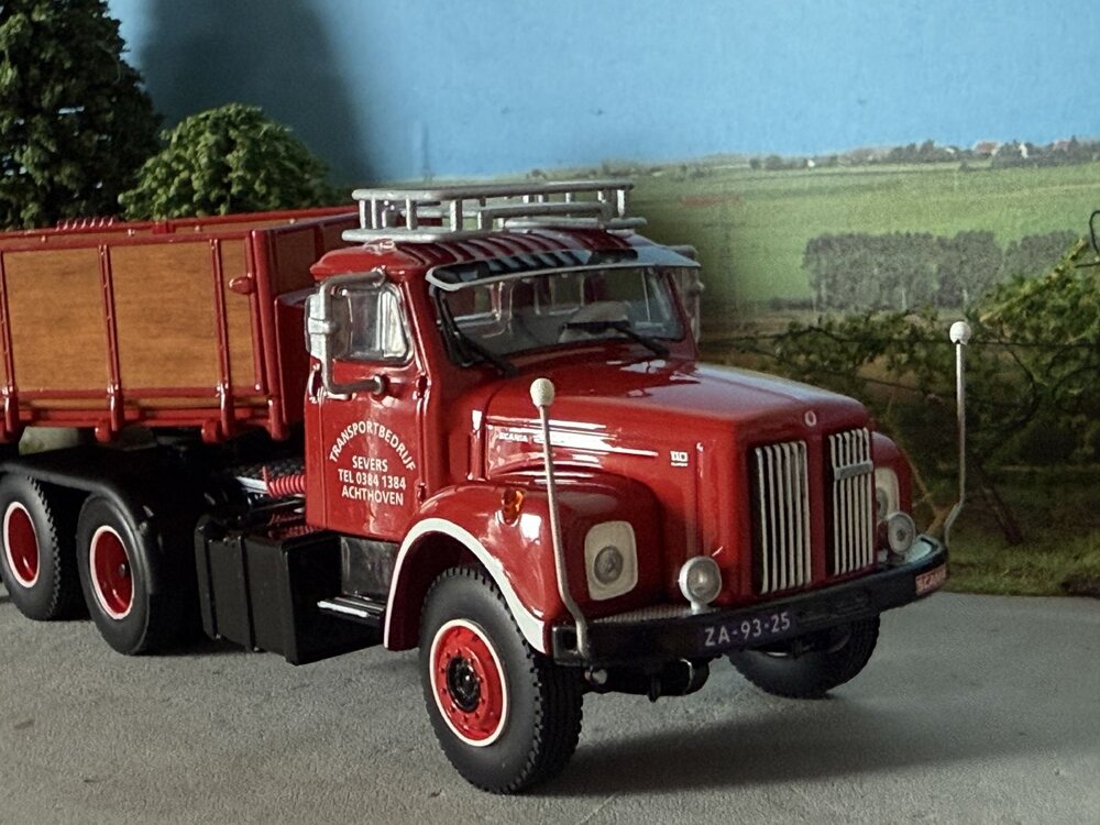 WSI WSI Scania L110 Day cab Torpedo 6x2 met 3-as classic stenen oplegger SEVERS