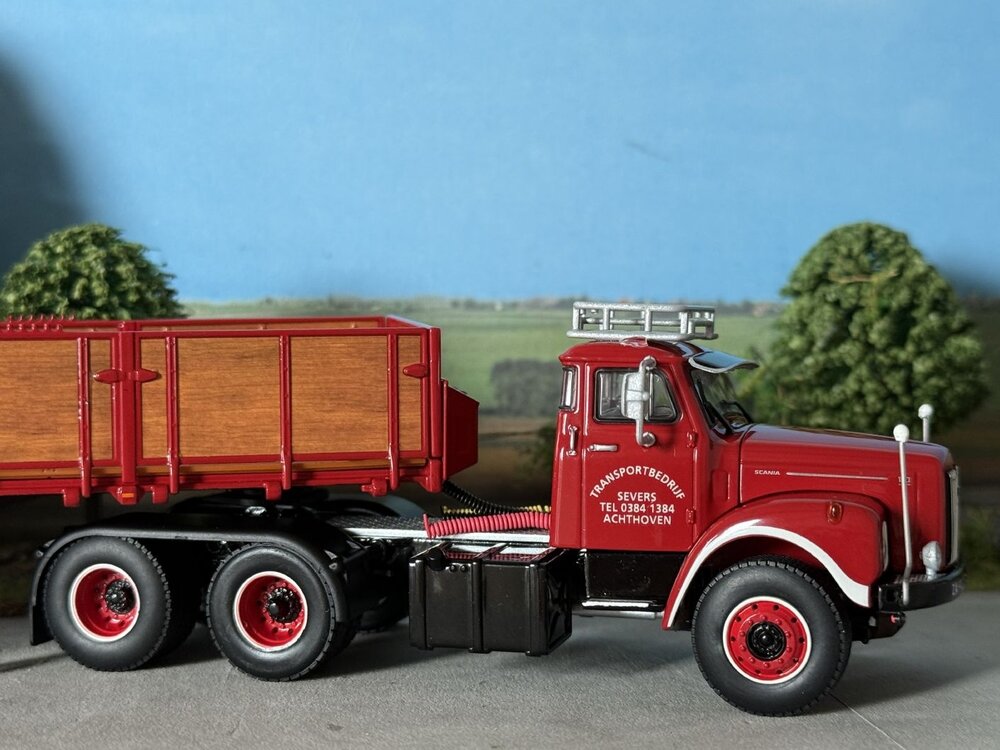 WSI WSI Scania L110 Day cab Torpedo 6x2 met 3-as classic stenen oplegger SEVERS