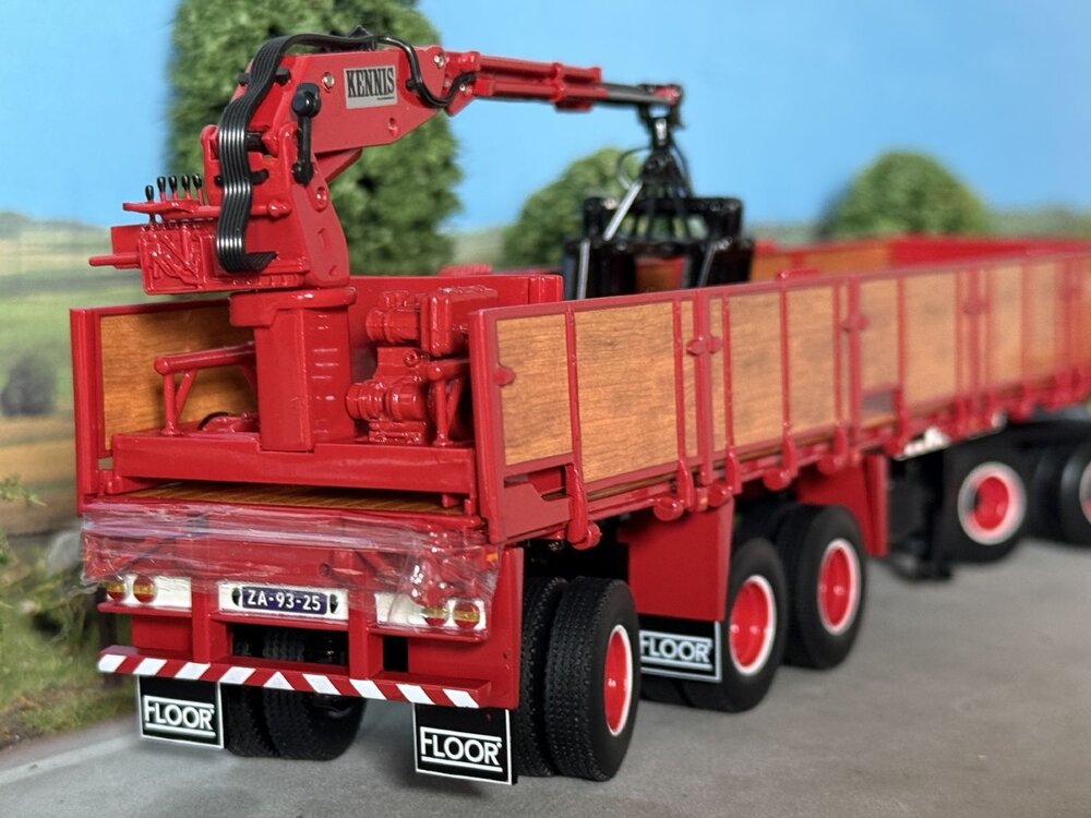 WSI WSI Scania L110 Day cab Torpedo 6x2 met 3-as classic stenen oplegger SEVERS