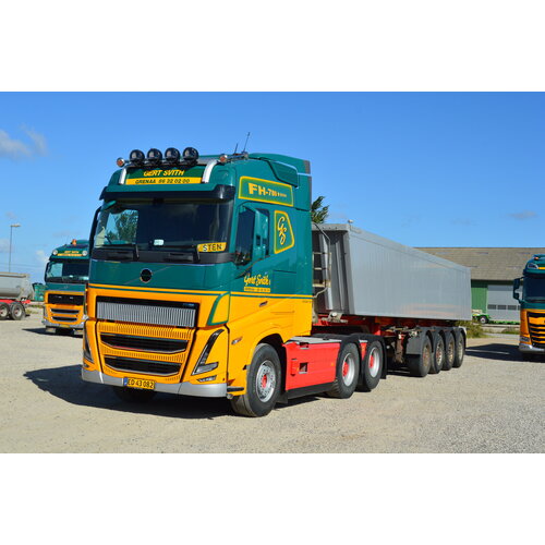 Tekno Tekno Volvo FH16 780 Globetrotter 6x4 met 4-assige Deense kipper GERT SVITH