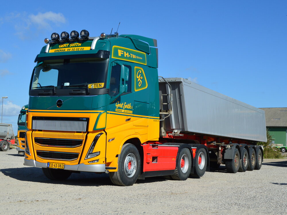 Tekno Tekno Volvo FH16 780 Globetrotter 6x4 met 4-assige Deense kipper GERT SVITH