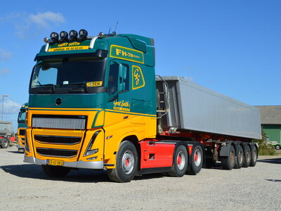 Tekno Tekno Volvo FH16 780 Globetrotter 6x4 met 4-assige Deense kipper GERT SVITH
