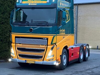 Tekno Tekno Volvo FH16 780 Globetrotter 6x4 met 4-assige Deense kipper GERT SVITH
