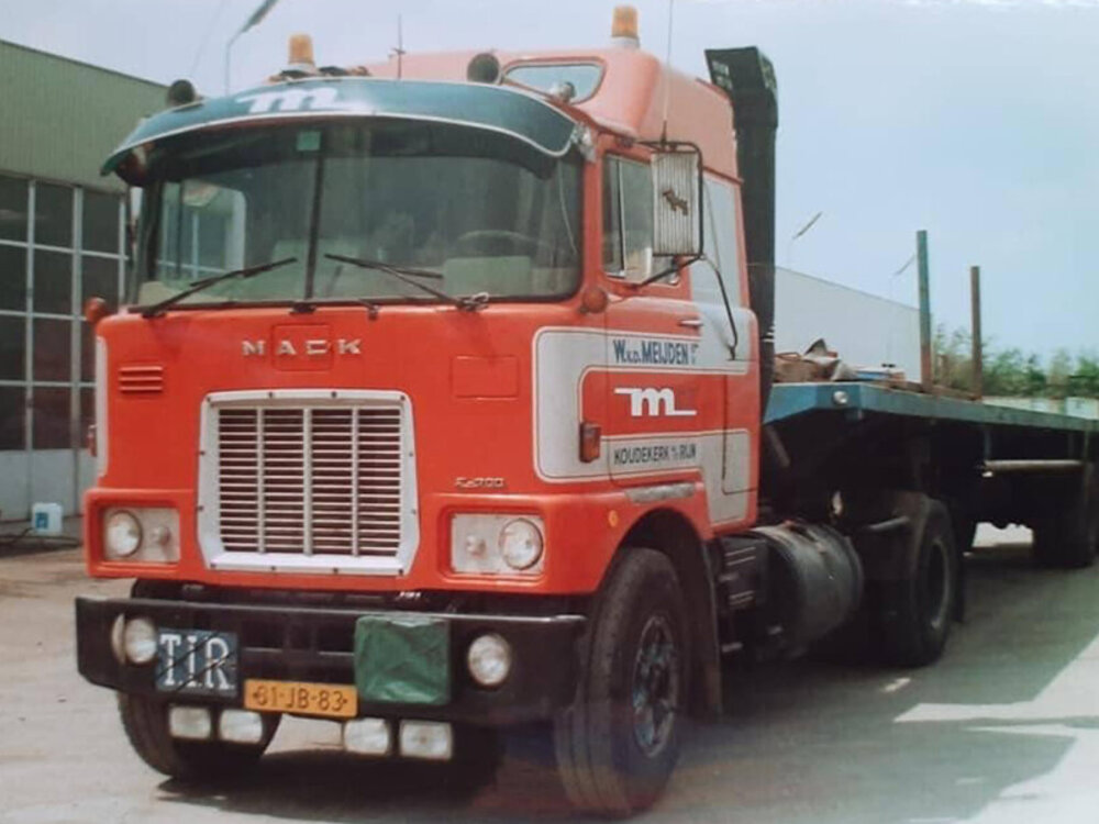 WSI WSI Mack F700 4x2 + 2-axle classic flatbed trailer VAN DER MEIJDEN