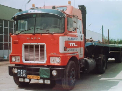 WSI WSI Mack F700 4x2 + 2-axle classic flatbed trailer VAN DER MEIJDEN