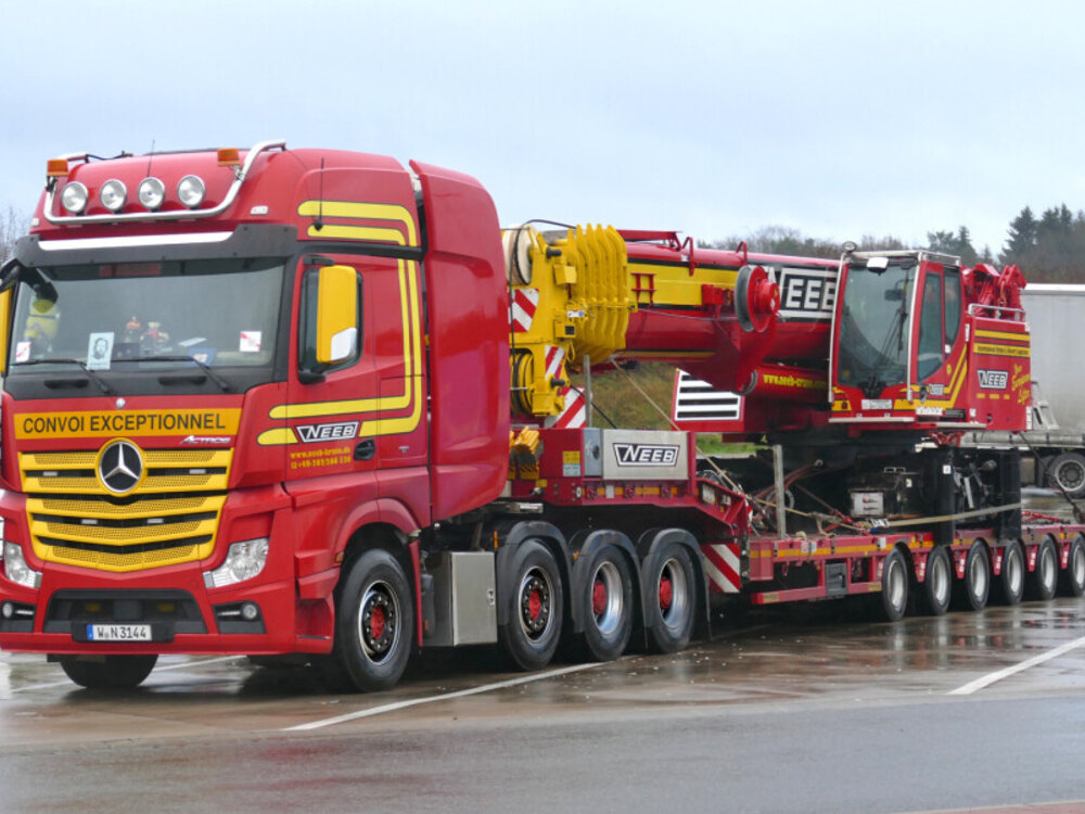 WSI WSI Mercedes- Benz Actros MP4 SLT Giga Space 8x4 with 6-axle SL Lowloader NEEB