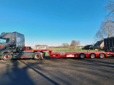 WSI WSI MAN TGX GX with 3-axle semi-lowloader DE KRUIF MACHINES STROE