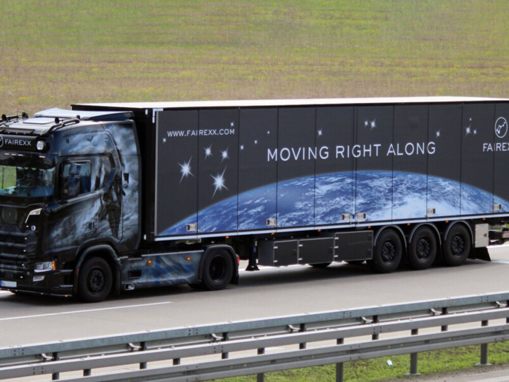 WSI WSI Scania S Higline 4x2 + 3-axle box trailer FAIREXX