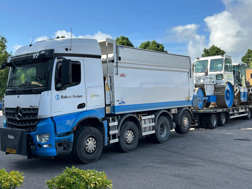WSI WSI Mercedes Arocs MP4 Stream Space tipper truck 8x2 + 4-axle drawbar lowloader trailer BALLAST NEDAM