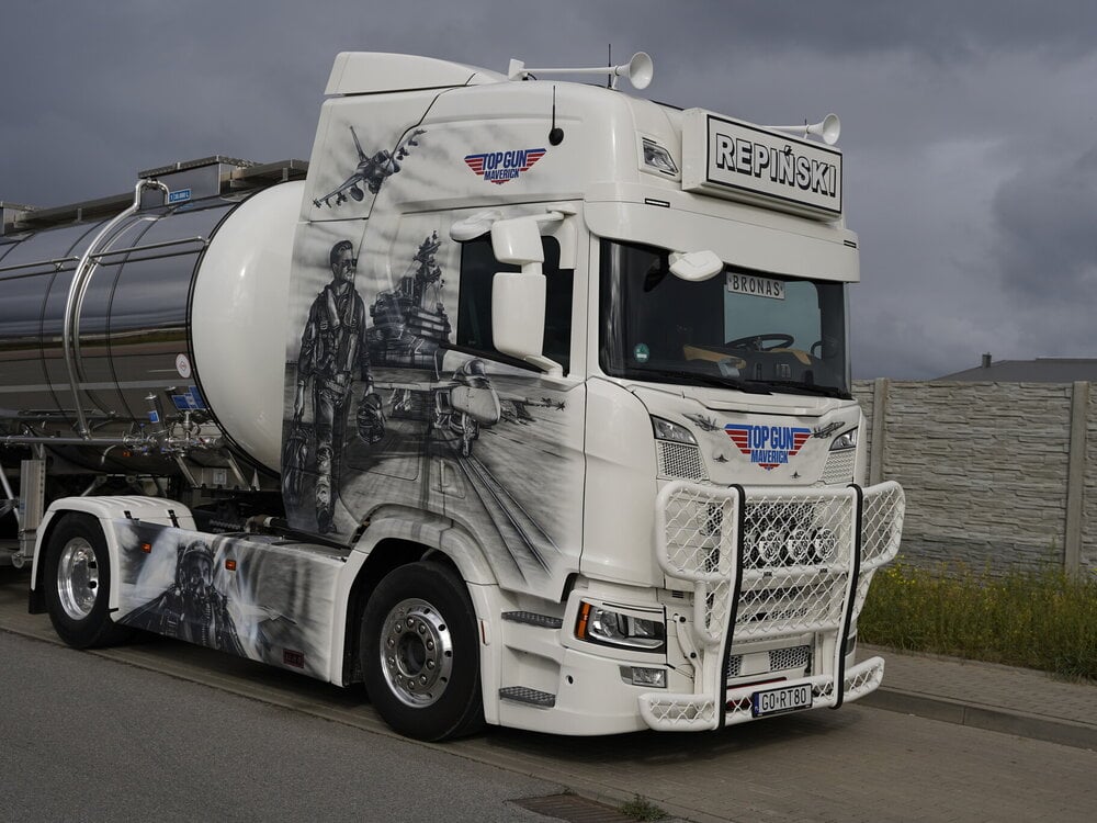 Tekno Tekno Scania Next Gen R-serie Highline met 3-assige tankoplegger REPINSKI "Top Gun Maverick"