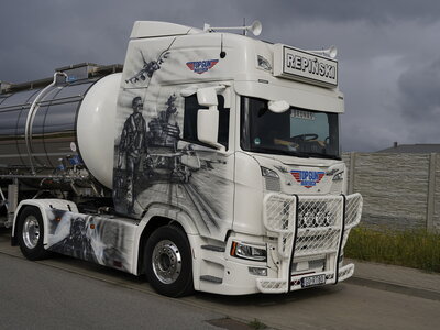 Tekno Tekno Scania Next Gen R-serie Highline met 3-assige tankoplegger REPINSKI "Top Gun Maverick"