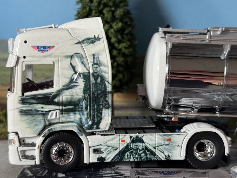 Tekno Tekno Scania Next Gen R-serie Highline met 3-assige tankoplegger REPINSKI "Top Gun Maverick"