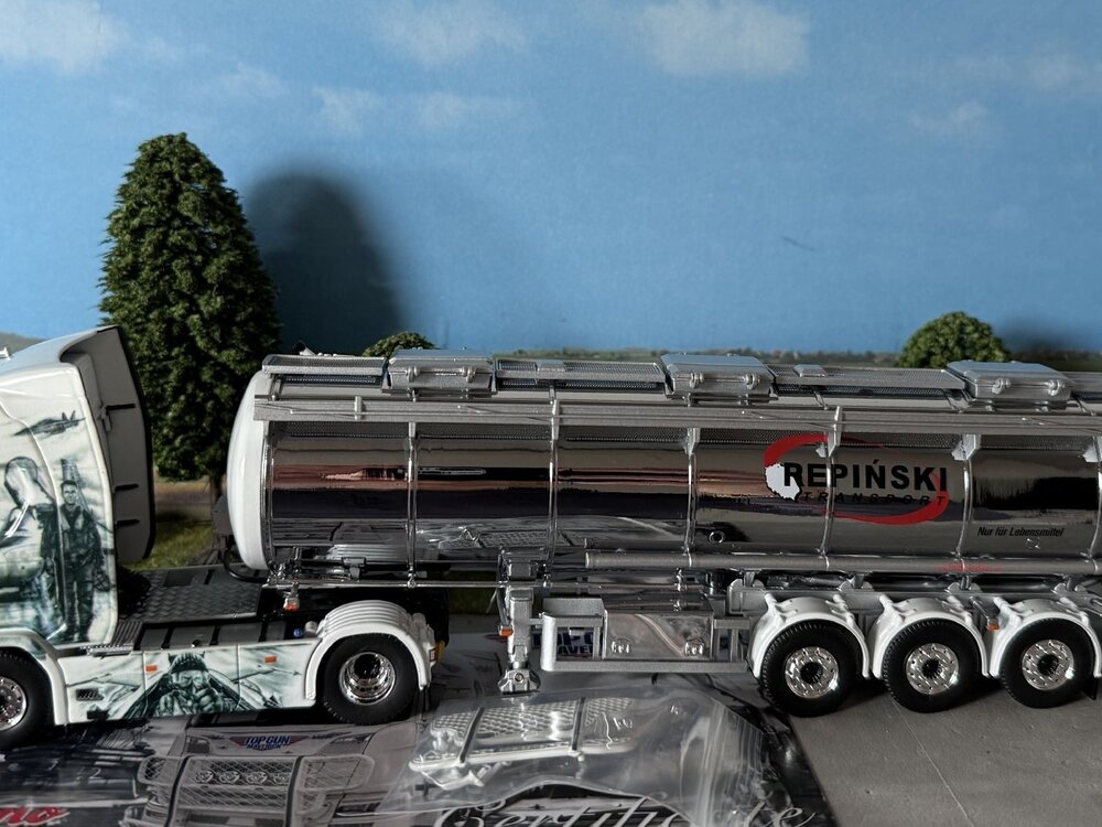 Tekno Tekno Scania Next Gen R-serie Highline met 3-assige tankoplegger REPINSKI "Top Gun Maverick"