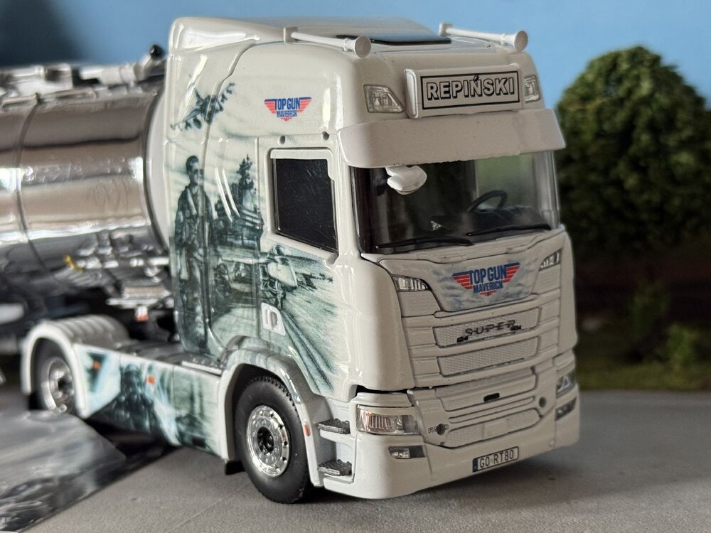 Tekno Tekno Scania Next Gen R-serie Highline met 3-assige tankoplegger REPINSKI "Top Gun Maverick"