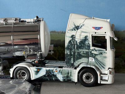 Tekno Tekno Scania Next Gen R-serie Highline met 3-assige tankoplegger REPINSKI "Top Gun Maverick"