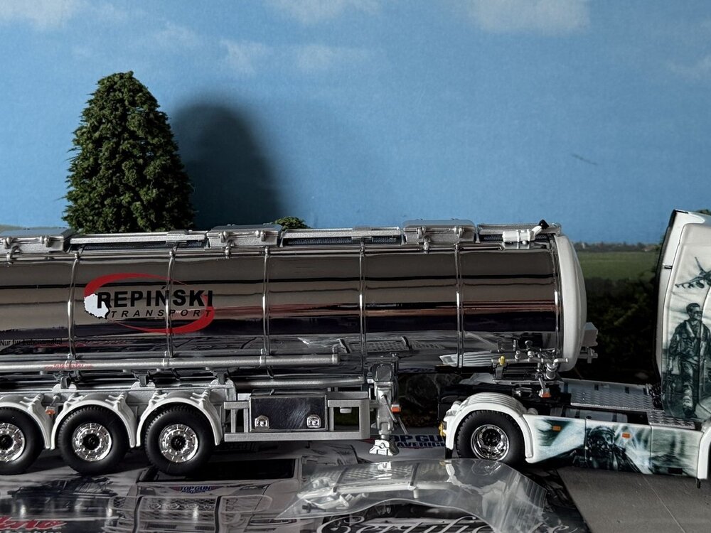 Tekno Tekno Scania Next Gen R-serie Highline met 3-assige tankoplegger REPINSKI "Top Gun Maverick"