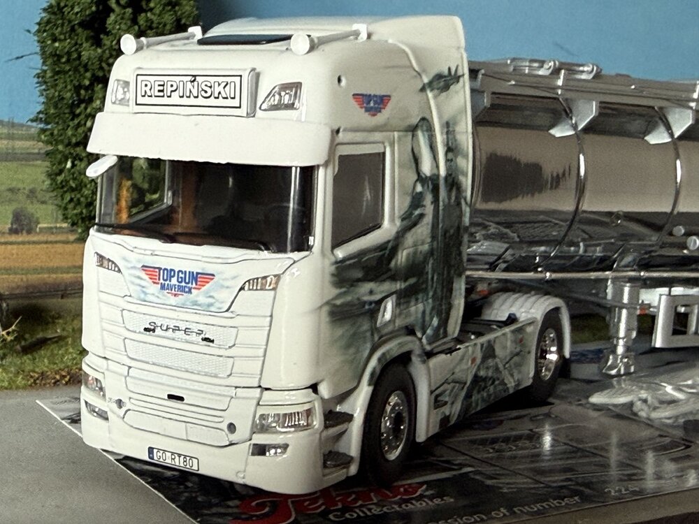 Tekno Tekno Scania Next Gen R-serie Highline met 3-assige tankoplegger REPINSKI "Top Gun Maverick"