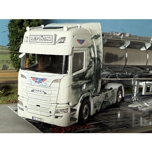 Tekno Tekno Scania Next Gen R-serie Highline met 3-assige tankoplegger REPINSKI "Top Gun Maverick" Tekno Tekno Scania Next Gen R-serie Highline met 3-assige tankoplegger REPINSKI "Top Gun Maverick"