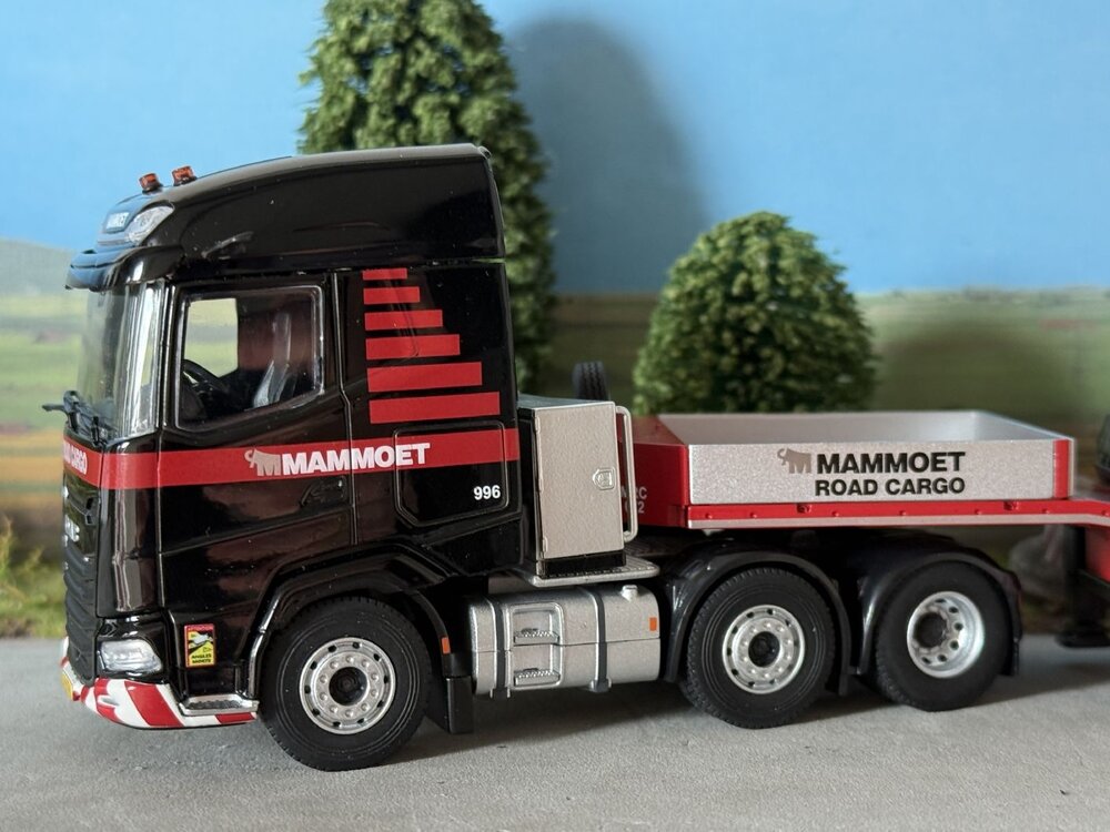 Mammoet store Cavallino DAF XG 6x2 with 4-axle Faymonville semi lowloader + load MAMMOET