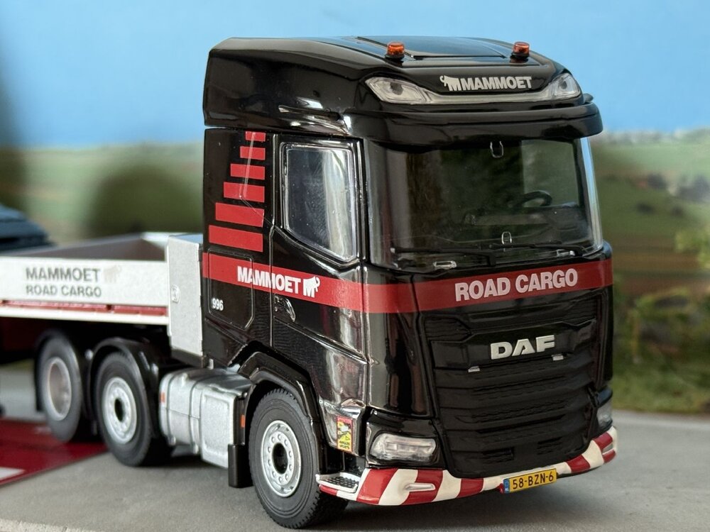 Mammoet store Cavallino DAF XG 6x2 with 4-axle Faymonville semi lowloader + load MAMMOET