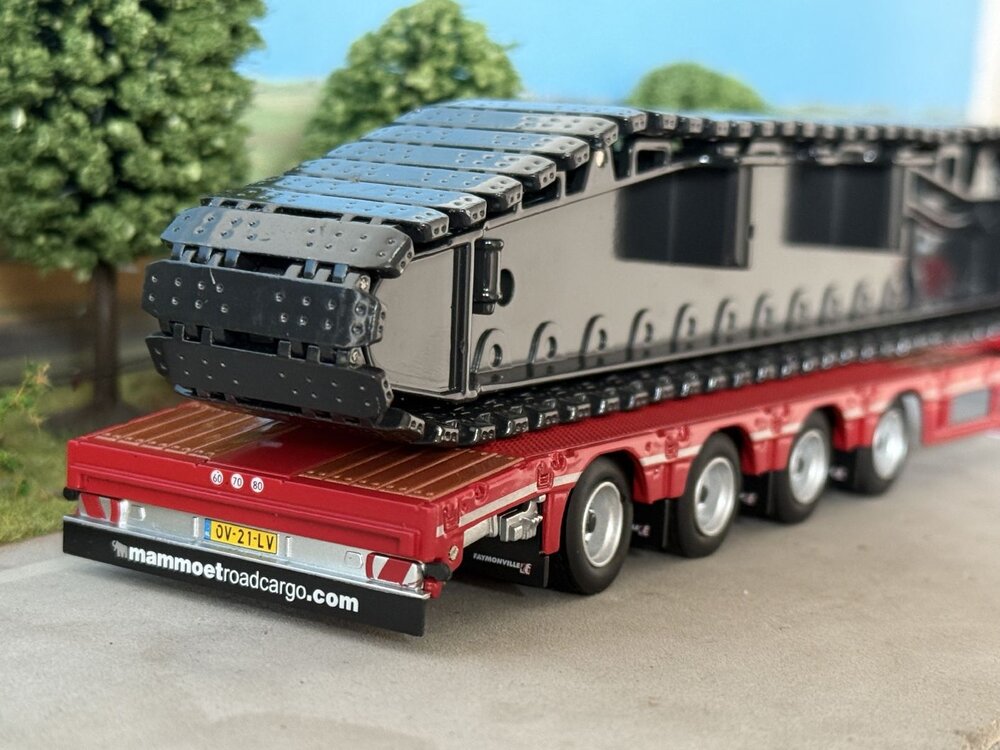 Mammoet store Cavallino DAF XG 6x2 with 4-axle Faymonville semi lowloader + load MAMMOET