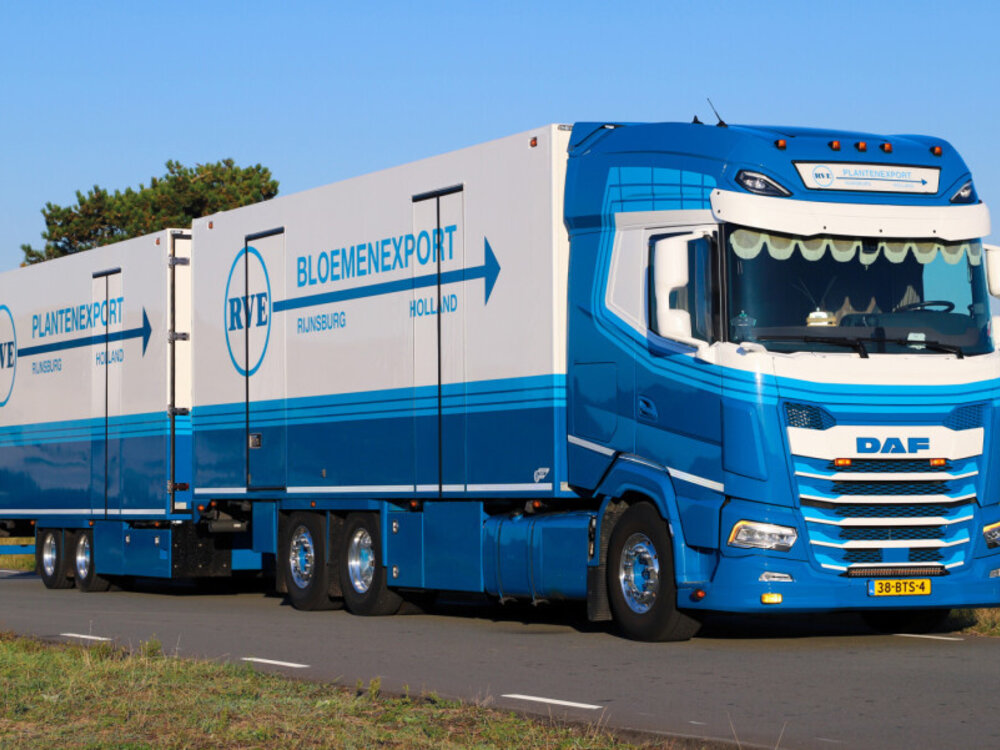 WSI WSI DAF XG 6x2 rigid reefertruck with 2-axle reefertrailer RVE PLANTENEXPORT