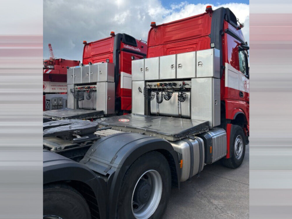 WSI WSI Mercedes Arocs MP4 Big Space 6x4 + 6-axle manoovr + 10ft. container COLONIA
