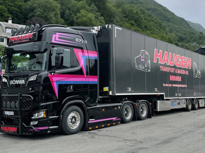 WSI WSI Scania S Highline 6x4 + 3-axle semi box trailer HAUGEN