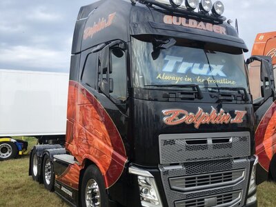 Tekno Tekno Volvo FH04 Globetrotter XL 6x2 met 3-assige kasten oplegger GULDAGER "DOLPHIN 2"