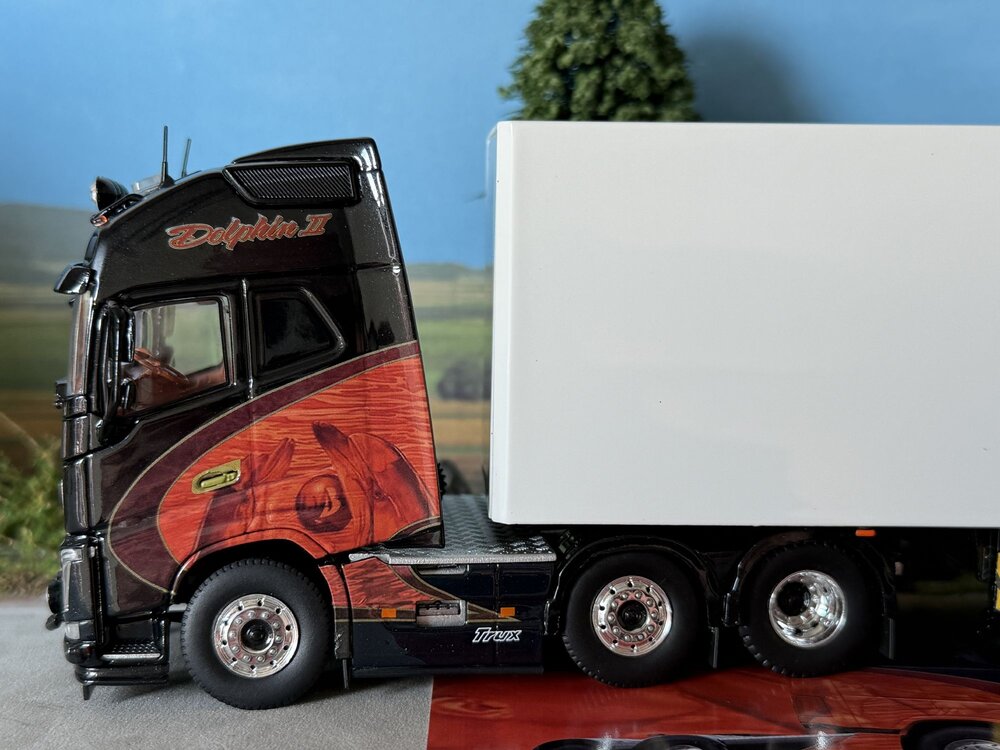Tekno Tekno Volvo FH04 Globetrotter XL 6x2 met 3-assige kasten oplegger GULDAGER "DOLPHIN 2"