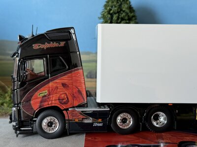 Tekno Tekno Volvo FH04 Globetrotter XL 6x2 met 3-assige kasten oplegger GULDAGER "DOLPHIN 2"