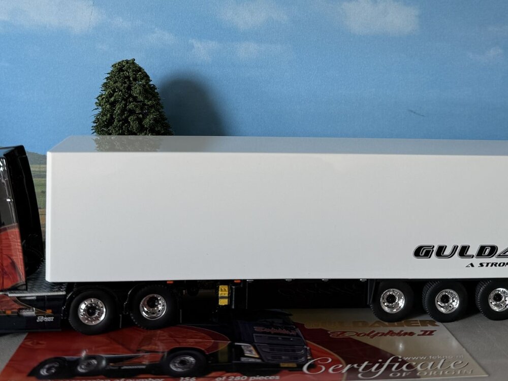 Tekno Tekno Volvo FH04 Globetrotter XL 6x2 met 3-assige kasten oplegger GULDAGER "DOLPHIN 2"