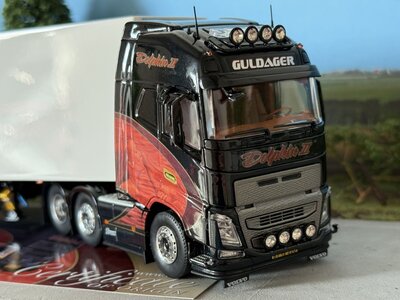 Tekno Tekno Volvo FH04 Globetrotter XL 6x2 met 3-assige kasten oplegger GULDAGER "DOLPHIN 2"