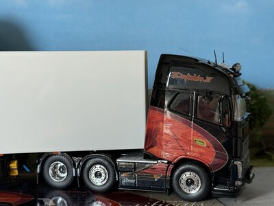 Tekno Tekno Volvo FH04 Globetrotter XL 6x2 met 3-assige kasten oplegger GULDAGER "DOLPHIN 2"