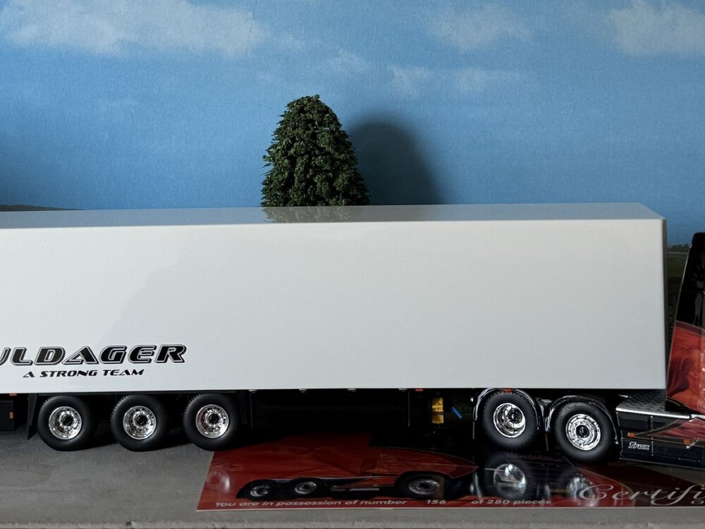 Tekno Tekno Volvo FH04 Globetrotter XL 6x2 met 3-assige kasten oplegger GULDAGER "DOLPHIN 2"