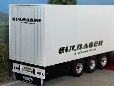 Tekno Tekno Volvo FH04 Globetrotter XL 6x2 met 3-assige kasten oplegger GULDAGER "DOLPHIN 2"