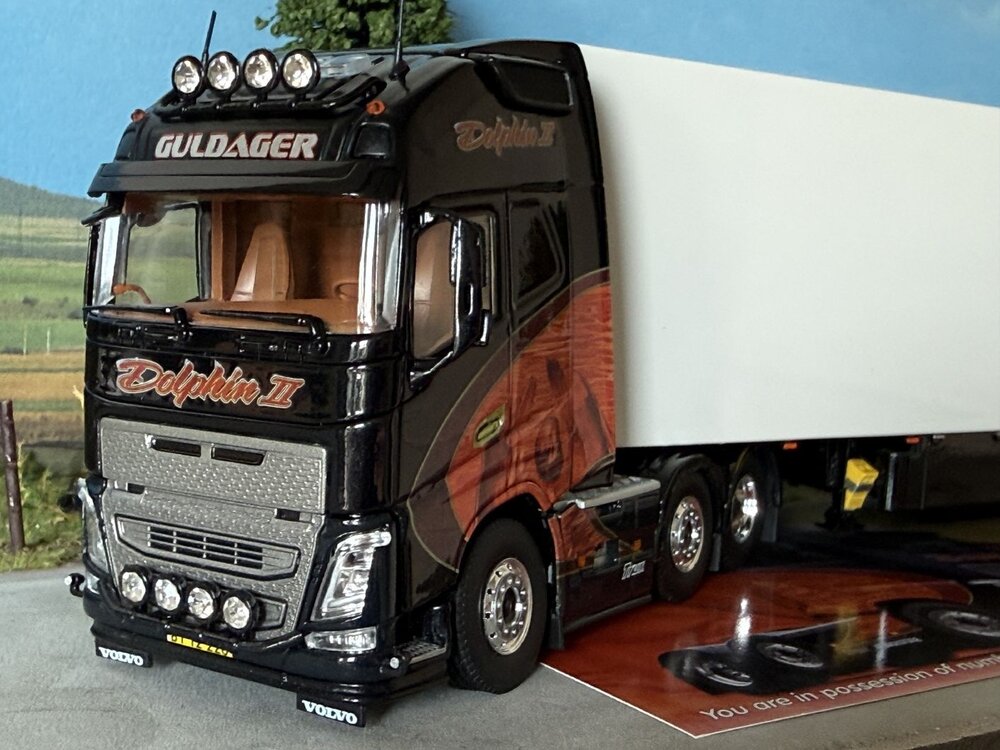 Tekno Tekno Volvo FH04 Globetrotter XL 6x2 met 3-assige kasten oplegger GULDAGER "DOLPHIN 2"