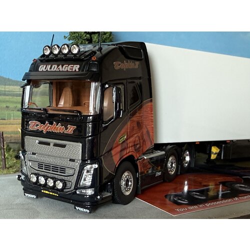 Tekno Tekno Volvo FH04 Globetrotter XL 6x2 met 3-assige kasten oplegger GULDAGER "DOLPHIN 2"