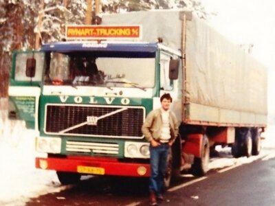 Tekno Tekno Volvo F10 4x2 trekker met 2-assige schuifzeilenoplegger RYNART