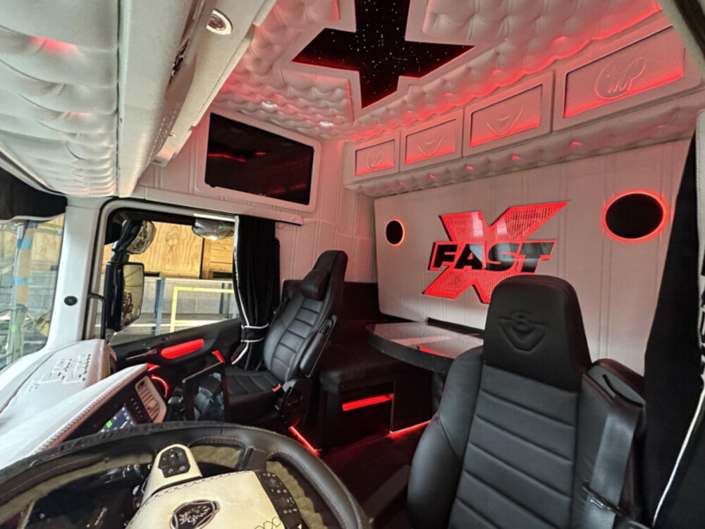 WSI WSI Scania S Highline 6x4 met 3-assige dieplader + oprijplaten  HAUGO SPESIALOPPDRAG