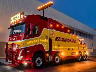 WSI WSI Volvo FH5 Globetrotter Falkom 8x4  ASSISTANCEKAREN