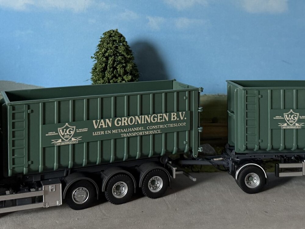Tekno Tekno Volvo FH4 Globetrotter XL rigid truck with trailer hooklift VAN GRONINGEN