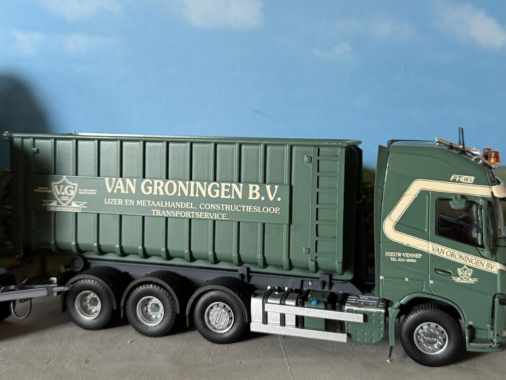 Tekno Tekno Volvo FH4 Globetrotter XL rigid truck with trailer hooklift VAN GRONINGEN