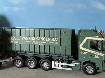 Tekno Tekno Volvo FH4 Globetrotter XL rigid truck with trailer hooklift VAN GRONINGEN
