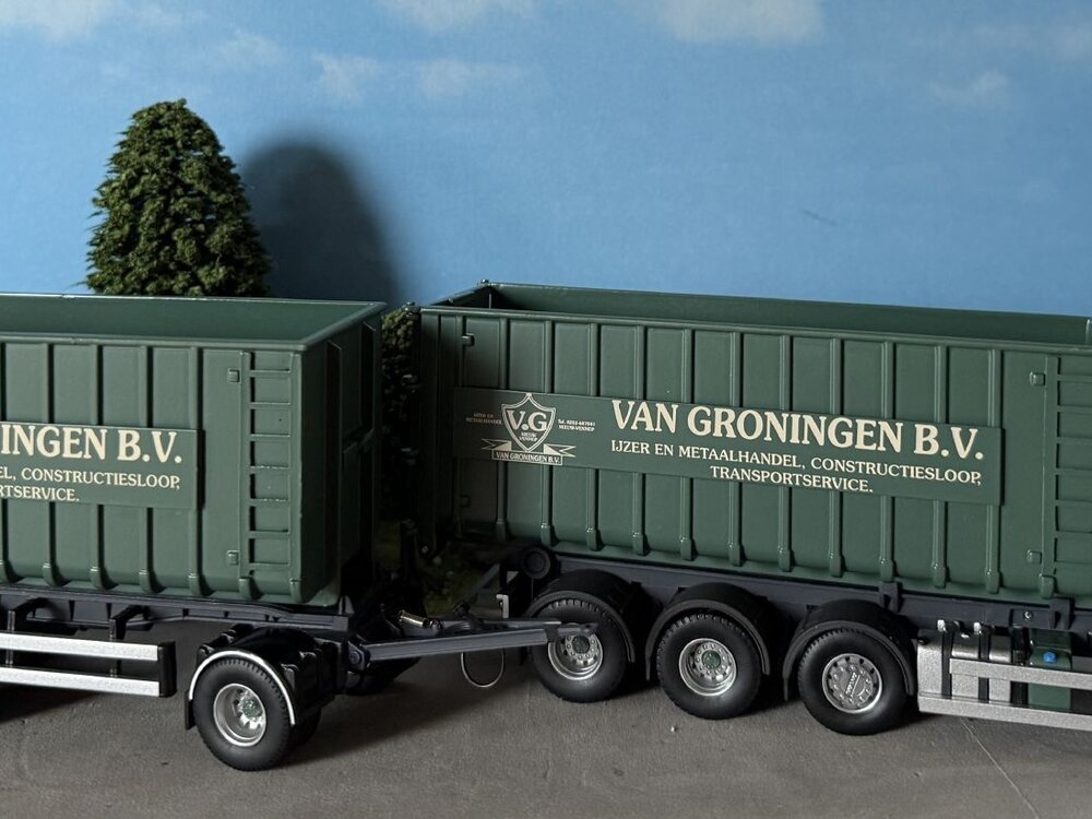 Tekno Tekno Volvo FH4 Globetrotter XL rigid truck with trailer hooklift VAN GRONINGEN