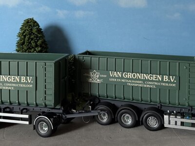 Tekno Tekno Volvo FH4 Globetrotter XL rigid truck with trailer hooklift VAN GRONINGEN