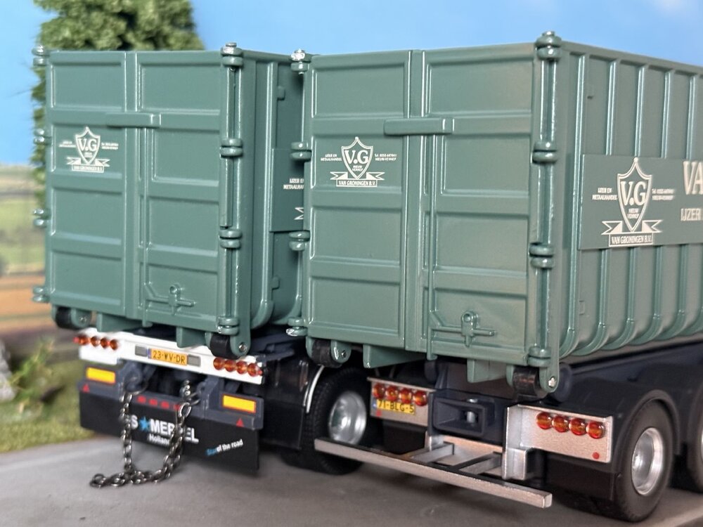 Tekno Tekno Volvo FH4 Globetrotter XL rigid truck with trailer hooklift VAN GRONINGEN