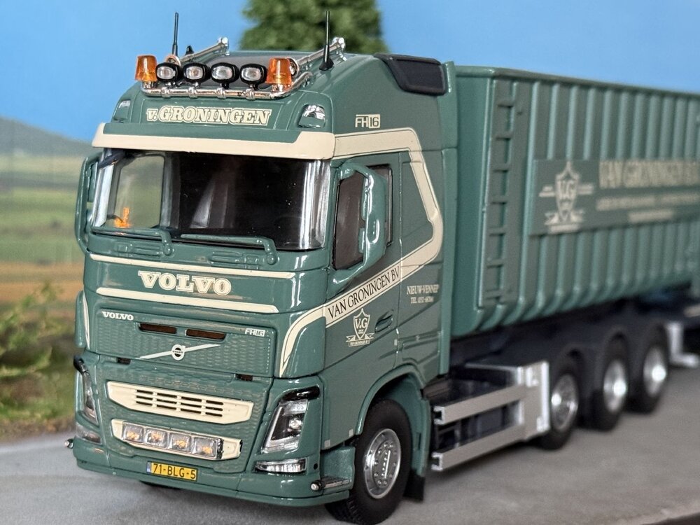 Tekno Tekno Volvo FH4 Globetrotter XL rigid truck with trailer hooklift VAN GRONINGEN